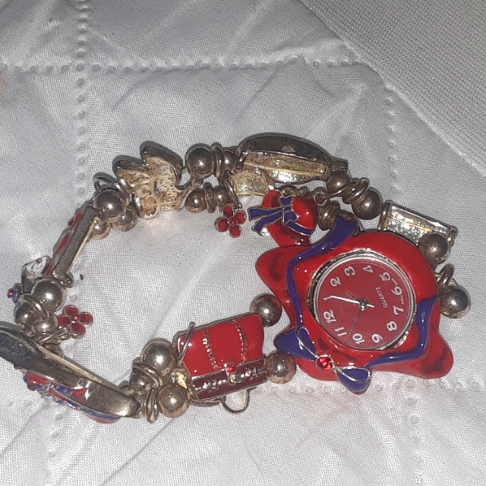 EXCLUSIVE RED HAT CHARM BRACELET NRMINT CONDITION